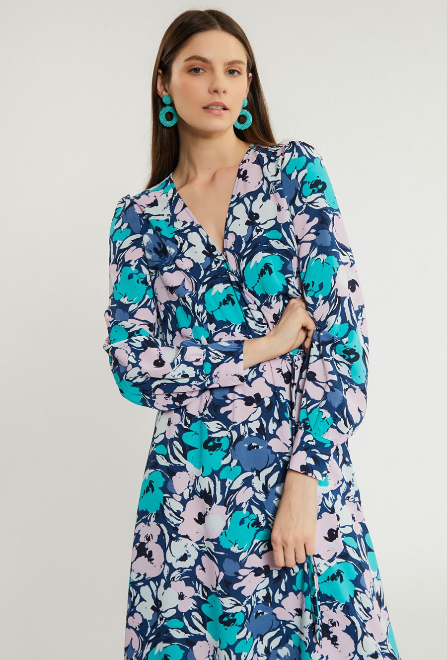 Sukienka o kopertowym kroju