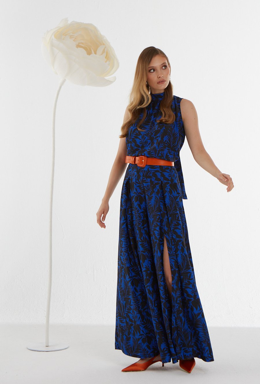 Szerokie spodnie z rozcięciem na nogawce