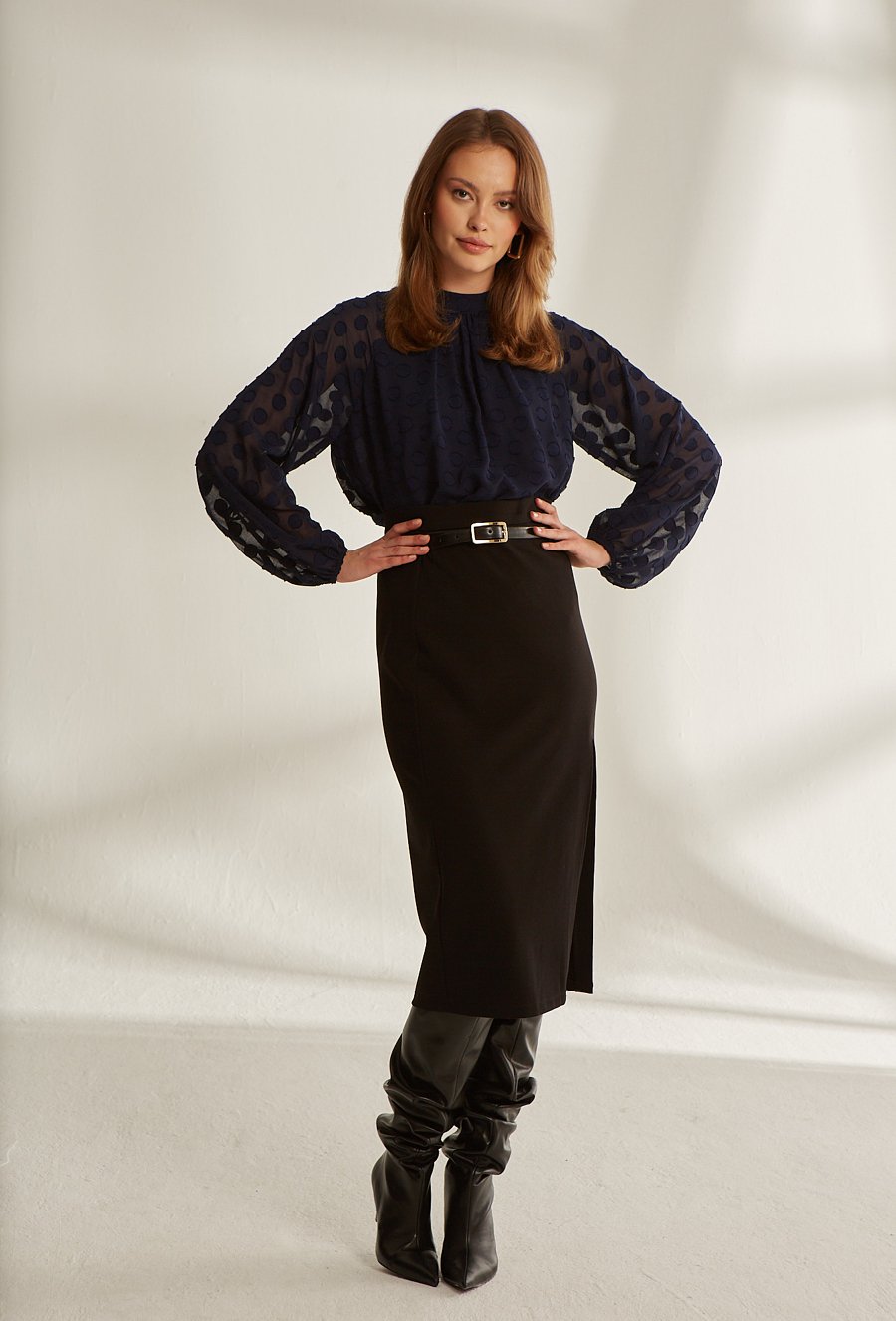 Granatowa zwiewna bluzka w kropki