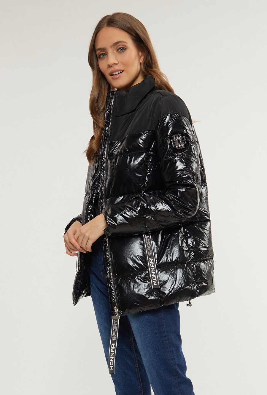 Pikowana kurtka z połyskującego materiału