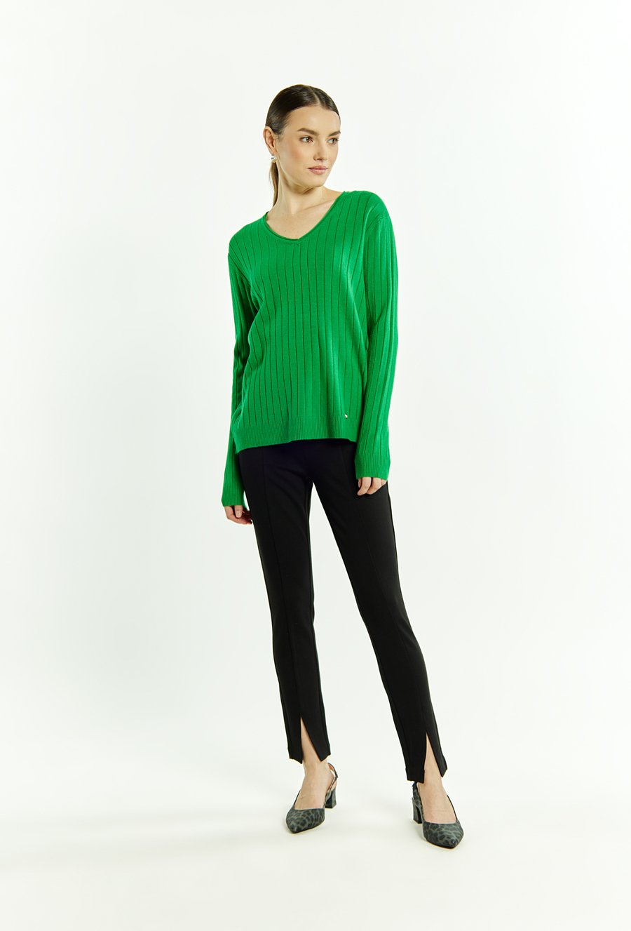 Sweter damski z dekoltem w serek