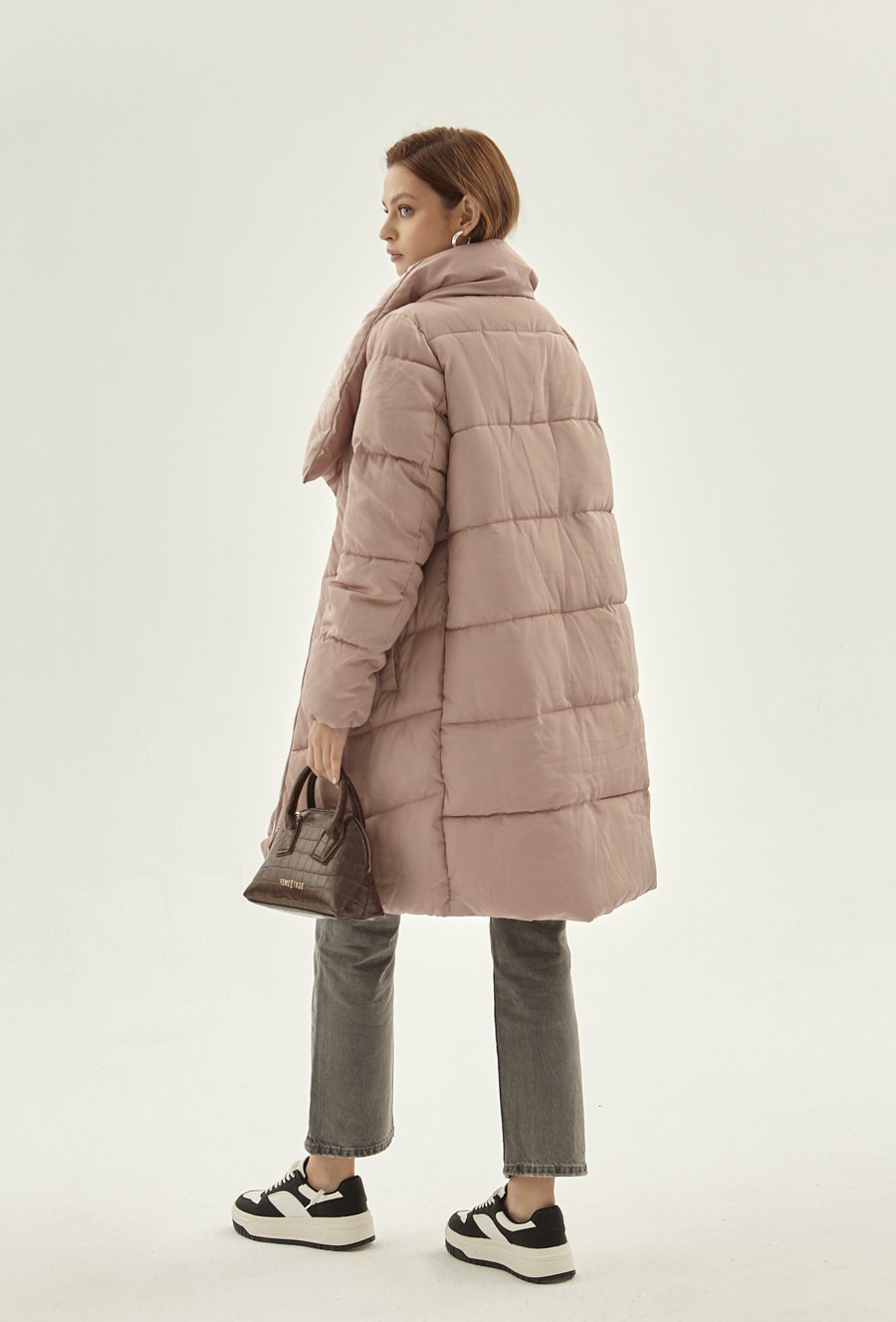 R&oacute;żowa pikowana kurtka z wysokim kołnierzem