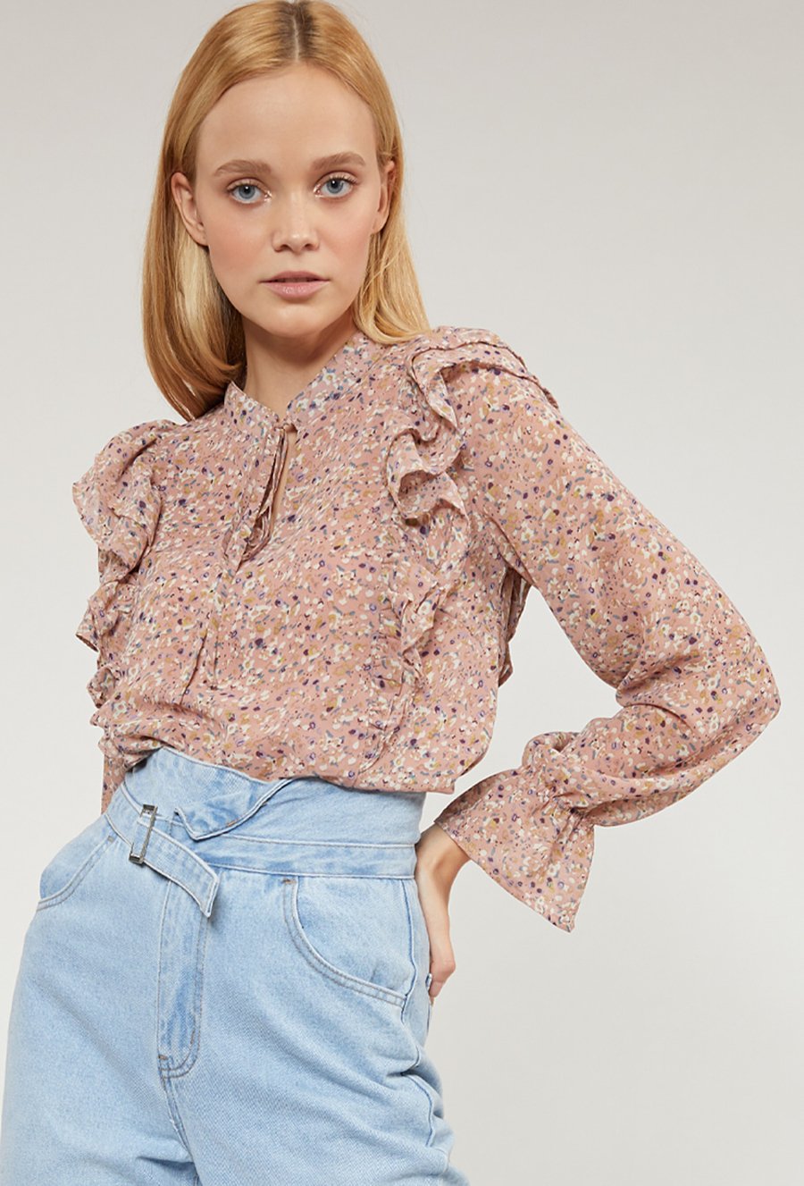 Romantyczna bluzka w drobny wz&oacute;r