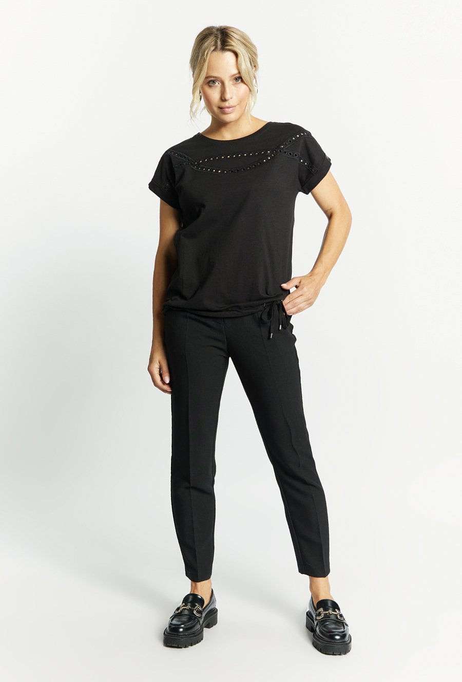 T-shirt damski z ciekawą aplikacją