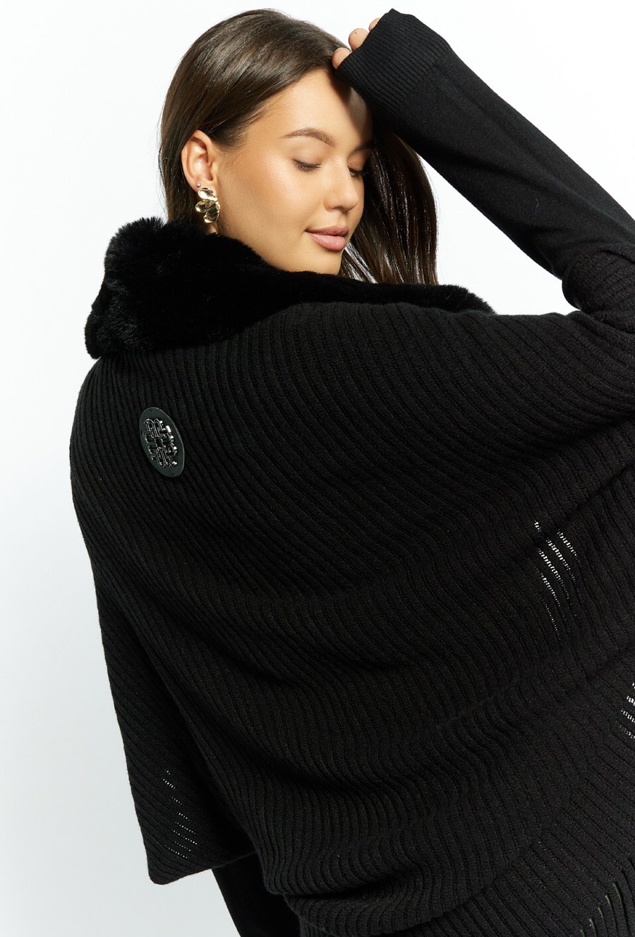 Szal damski typu ponczo z futerkiem