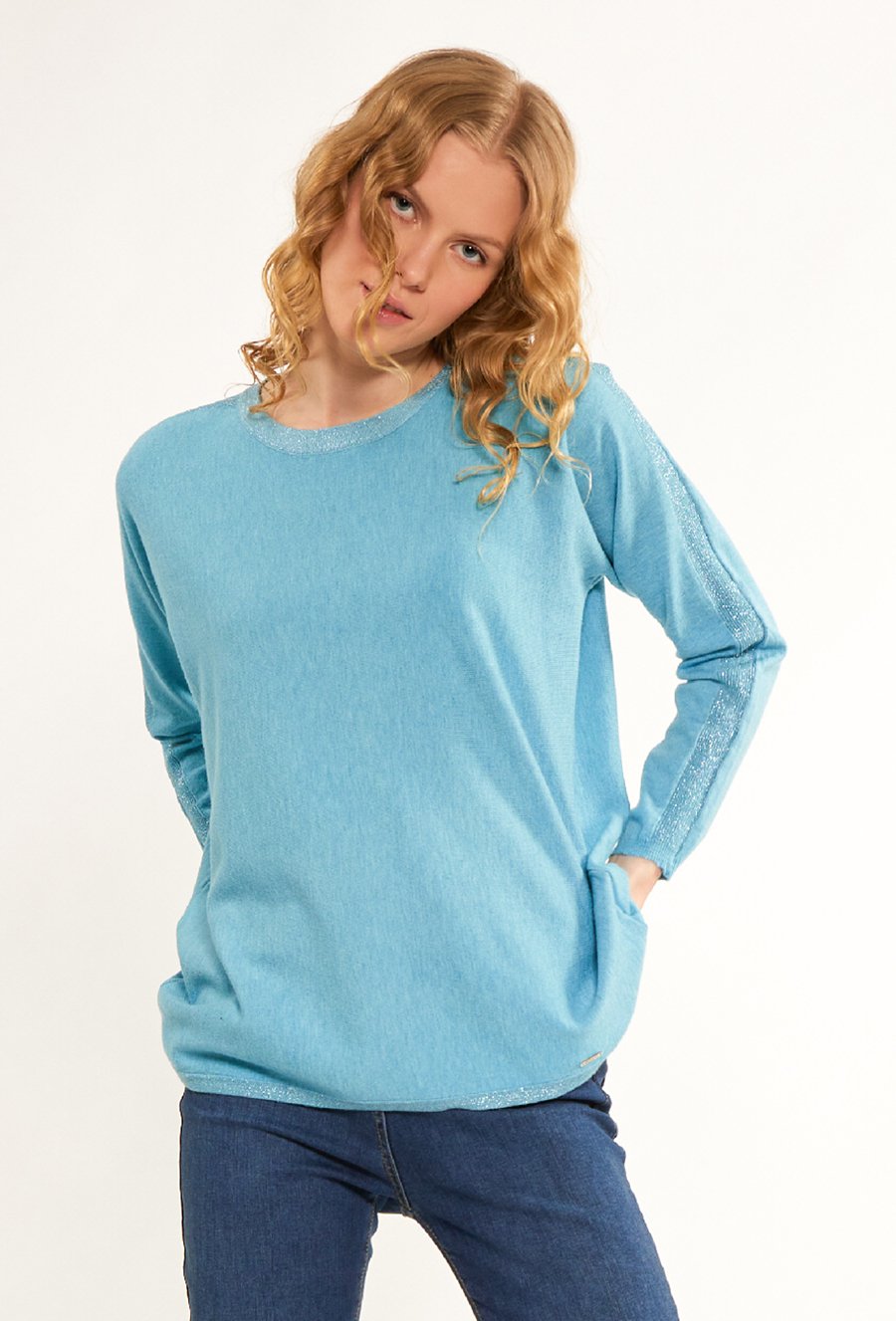 Sweter damski z połyskującą nicią