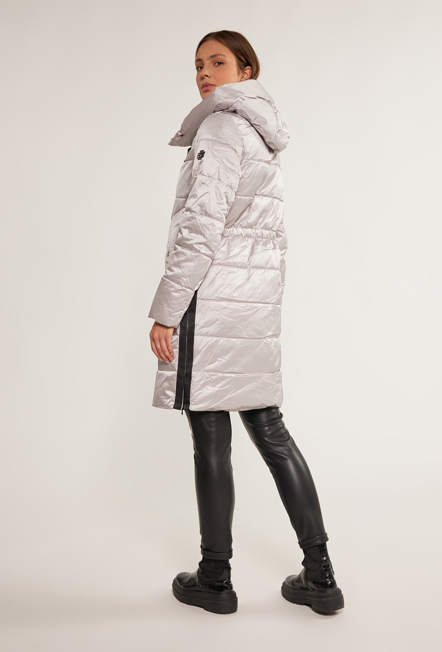 Pikowany płaszcz z wysokim kołnierzem