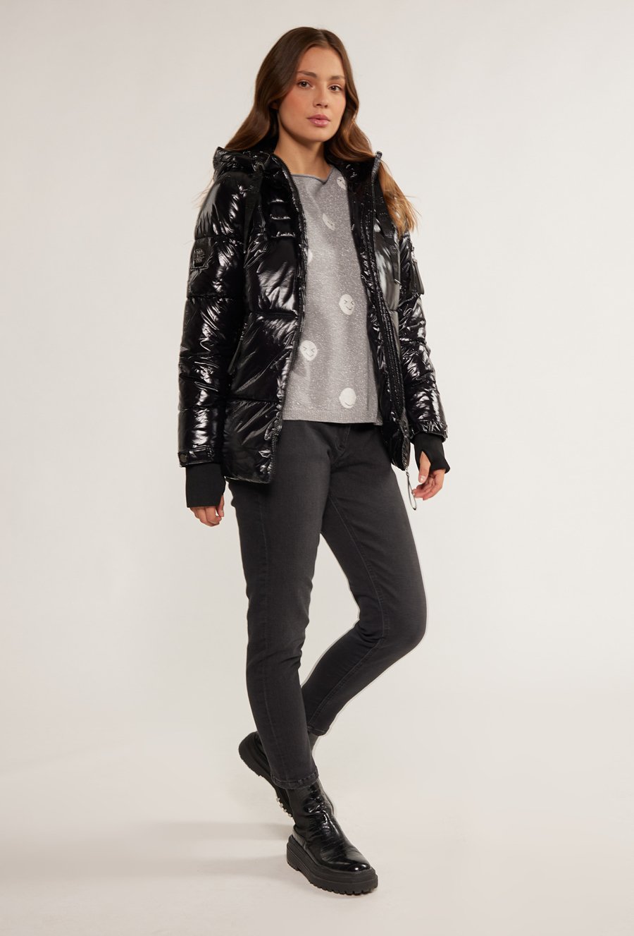 Pikowana kurtka z połyskującego materiału