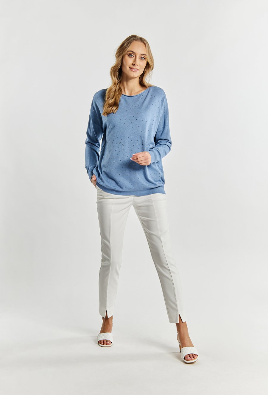 Sweter damski z ozdobną aplikacją