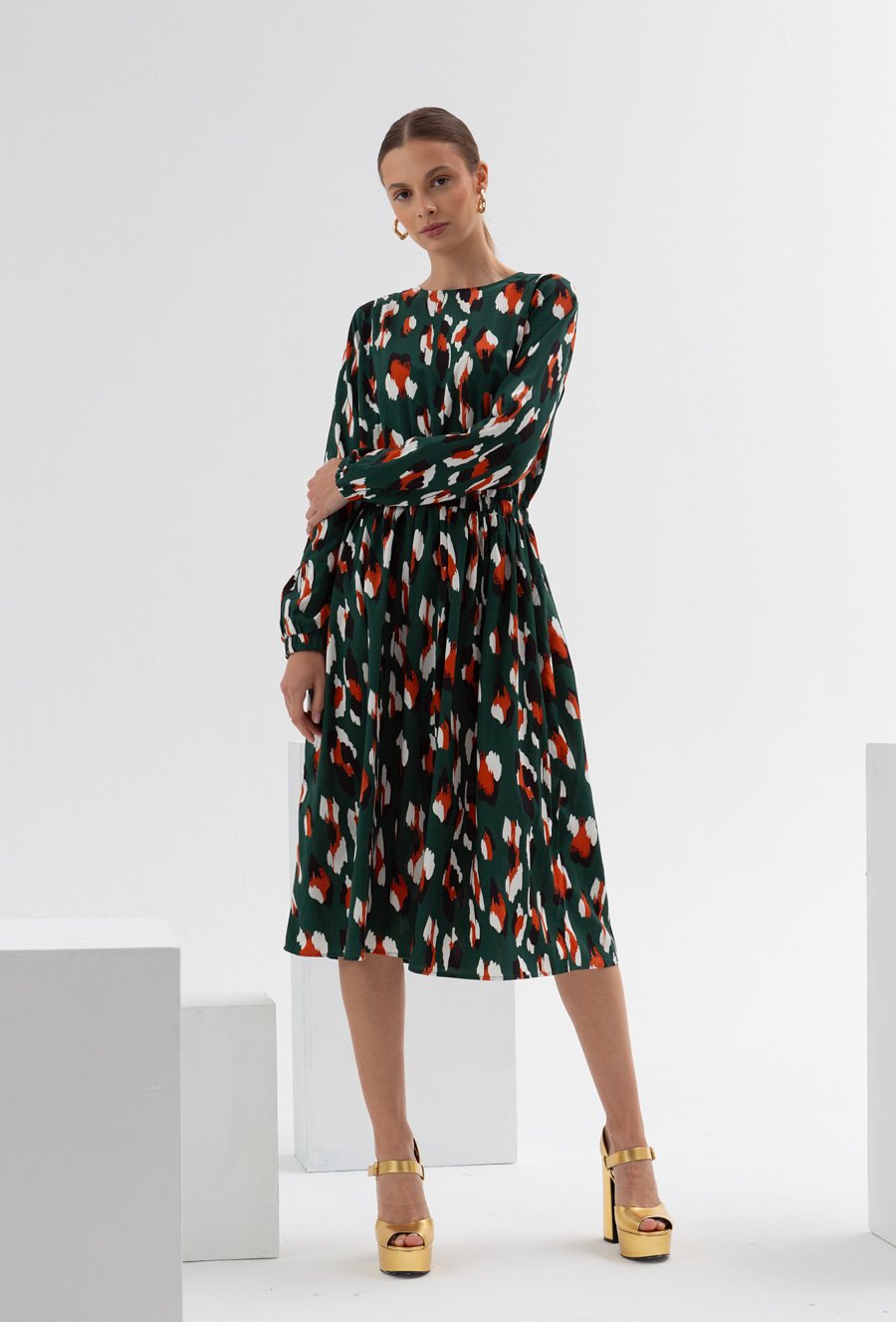 Satynowa sukienka w kontrastowy wz&oacute;r