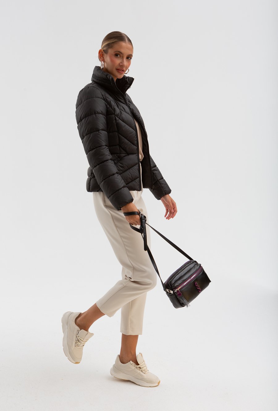 Kr&oacute;tka kurtka taliowana w pasie