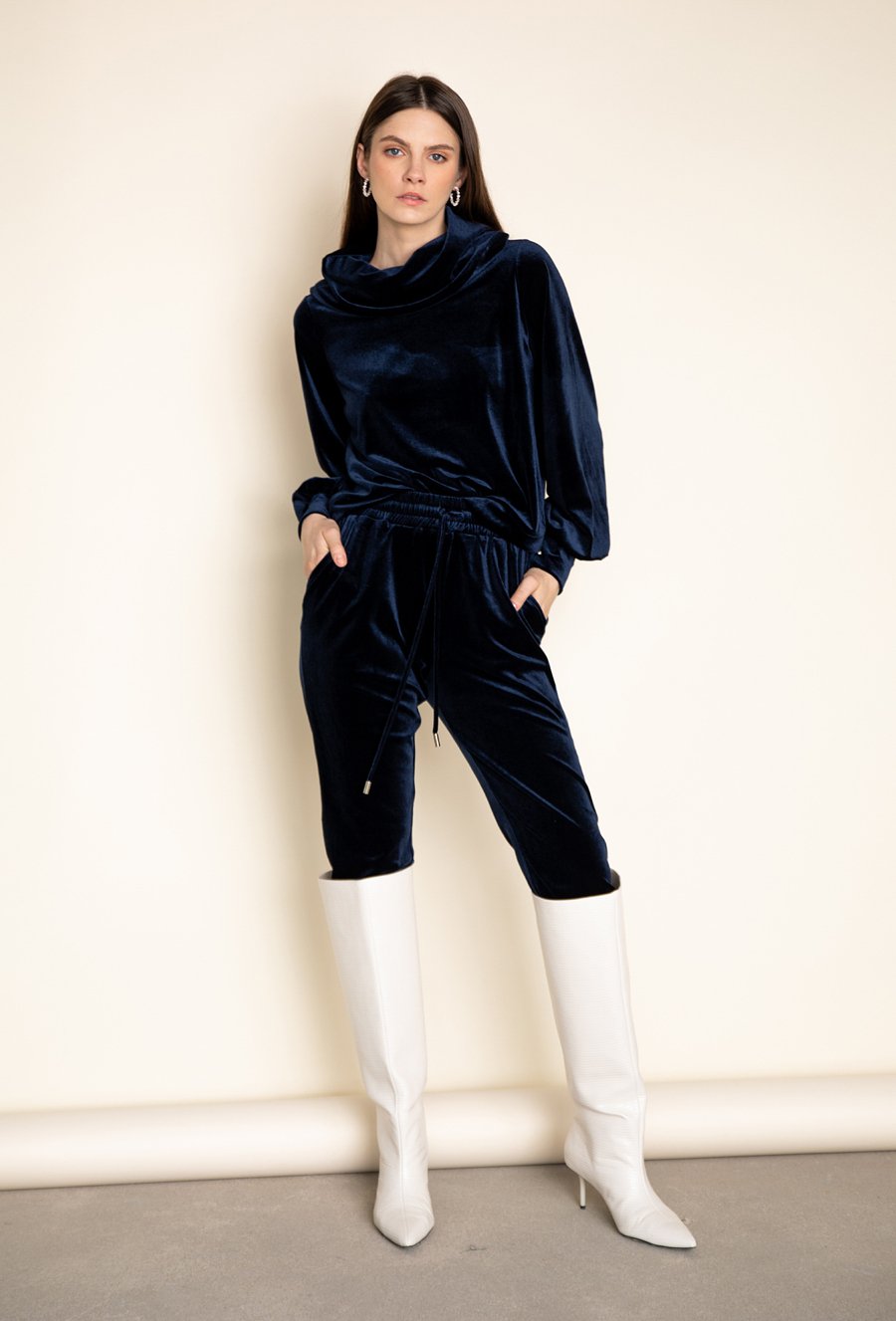 Granatowe welurowe spodnie dresowe