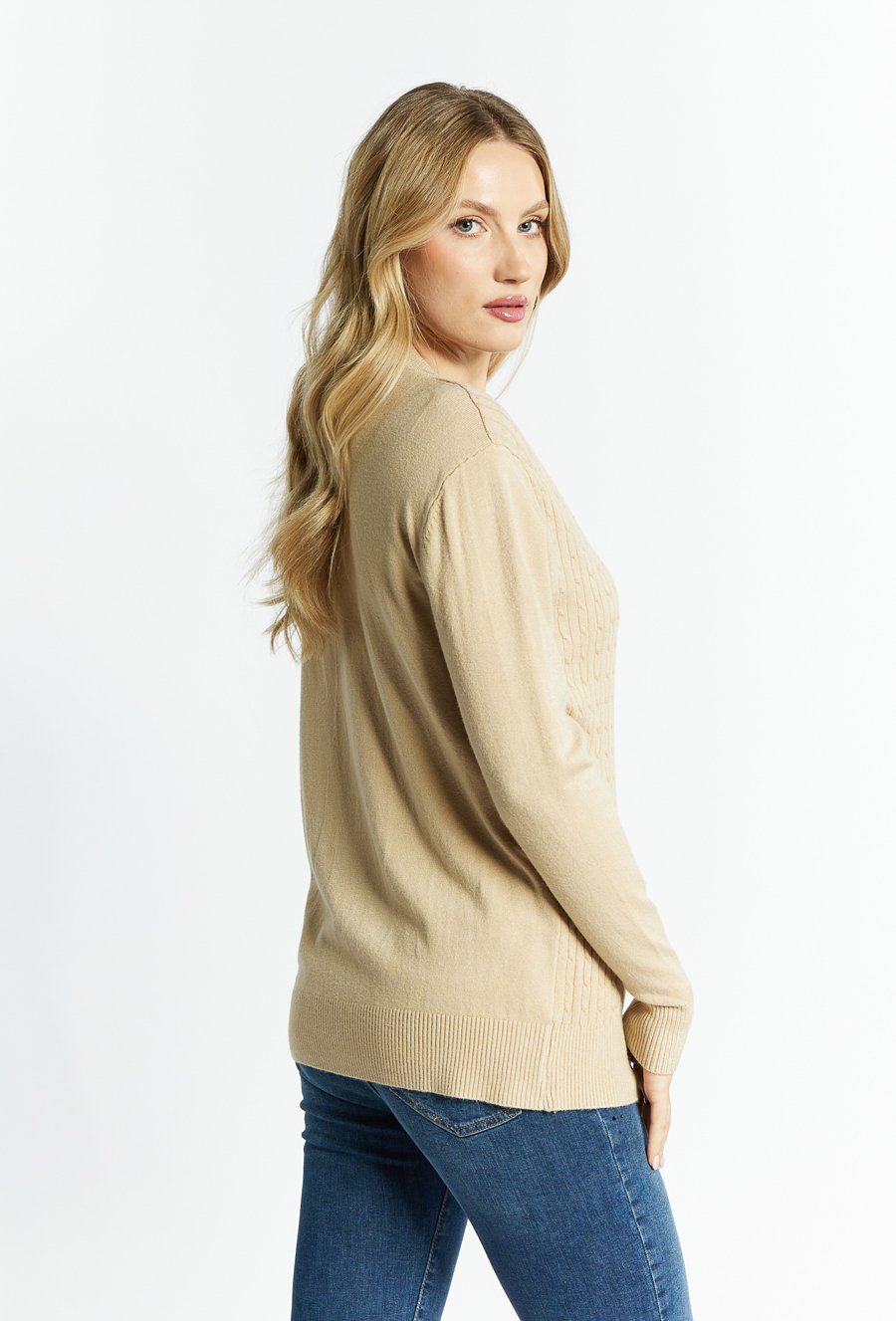 Cienki sweter o warkoczowym splocie