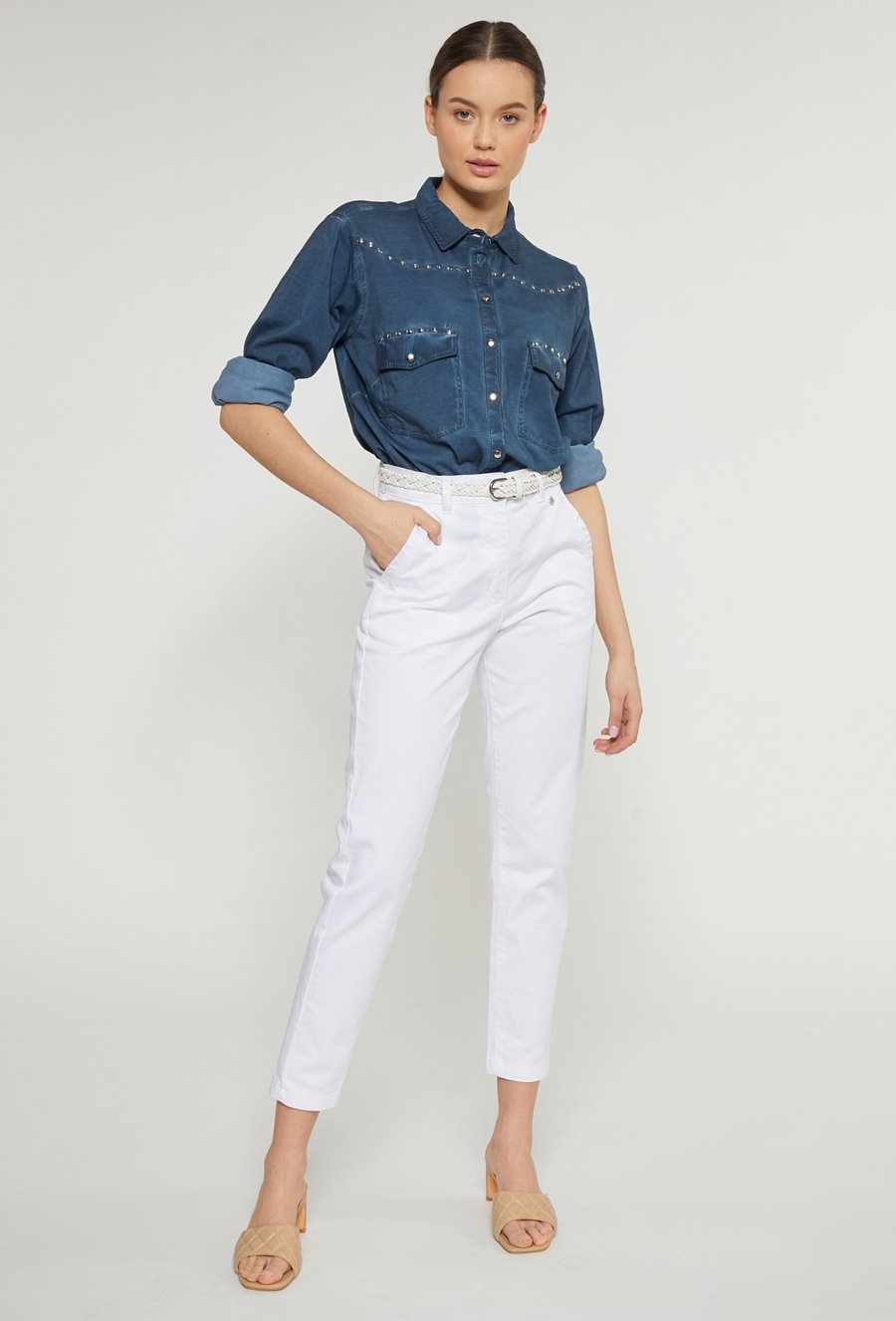 Koszula z dżetową aplikacją