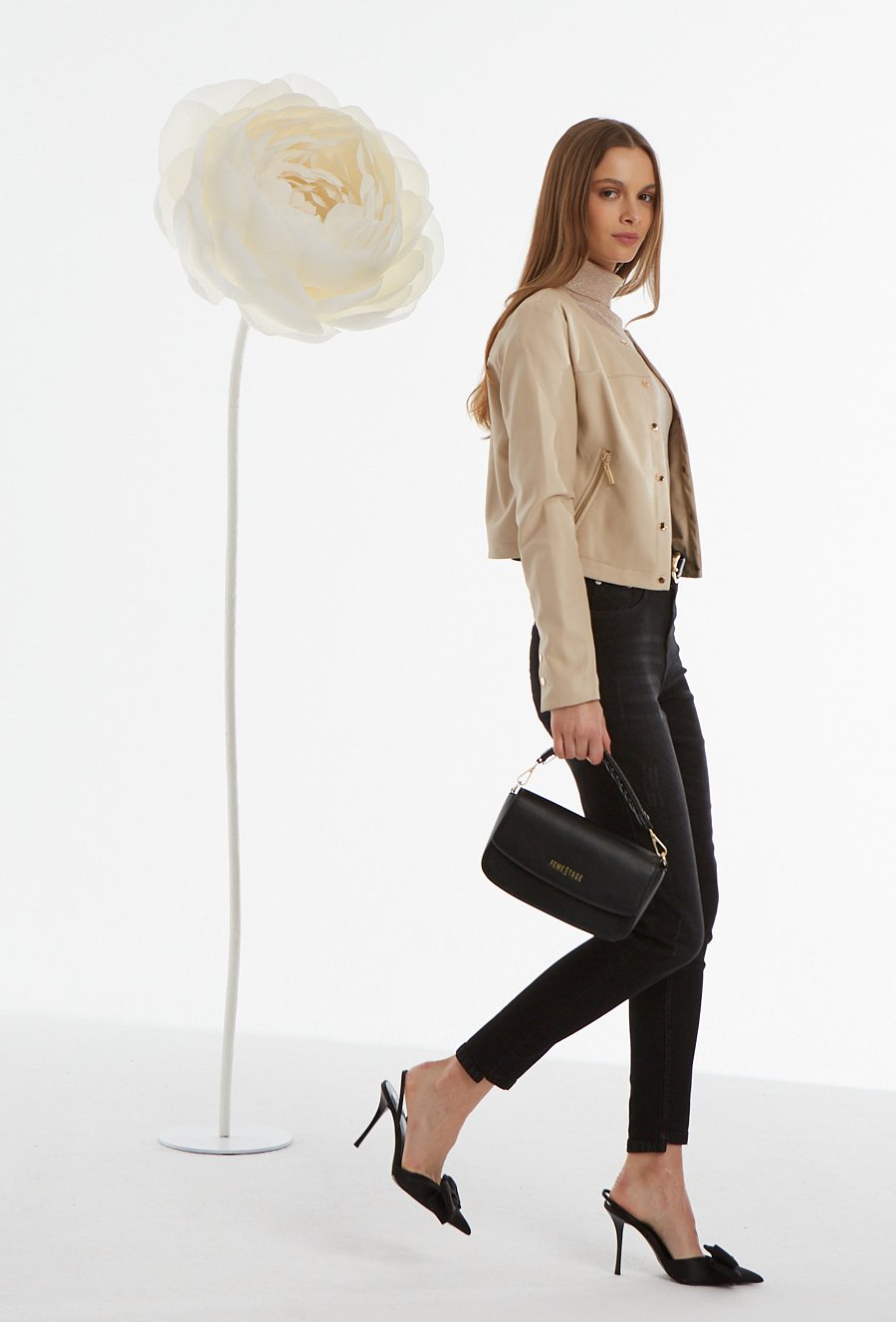 Kr&oacute;tka kurtka z imitacji sk&oacute;ry