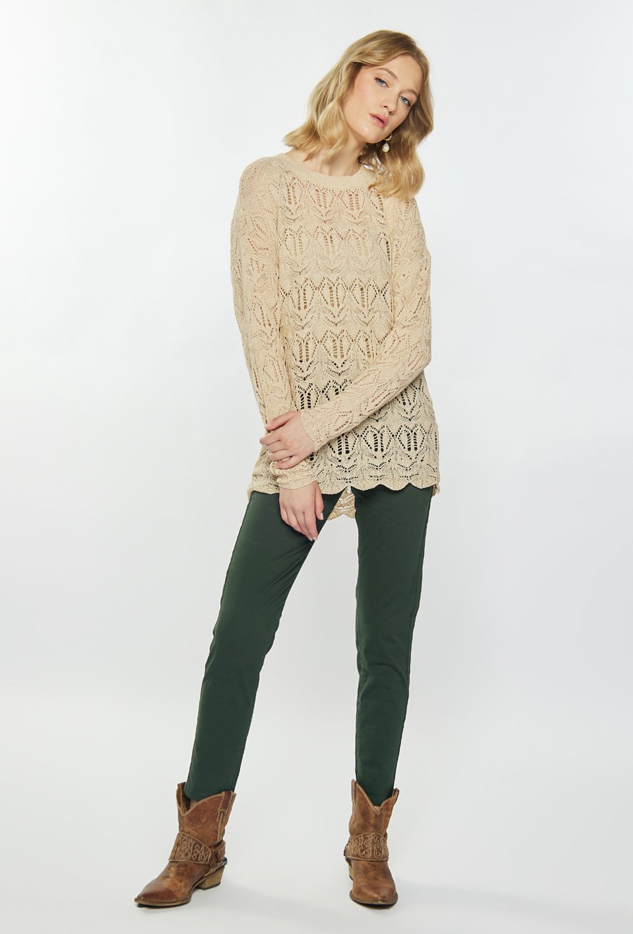 Ażurowy sweter z długim rękawem