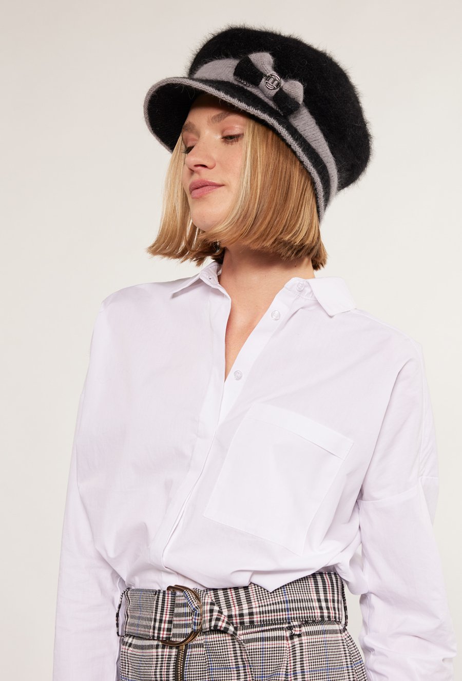 Kaszkiet damski z aplikacją