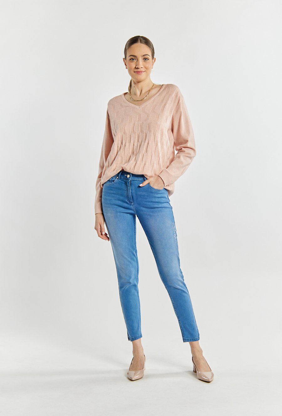 Sweter damski z delikatnym wzorem