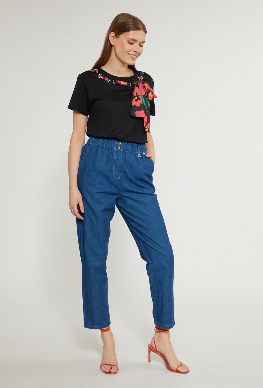 T-shirt z ozdobnym wiązaniem