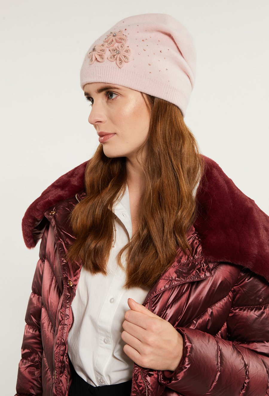 Czapka damska z aplikacją