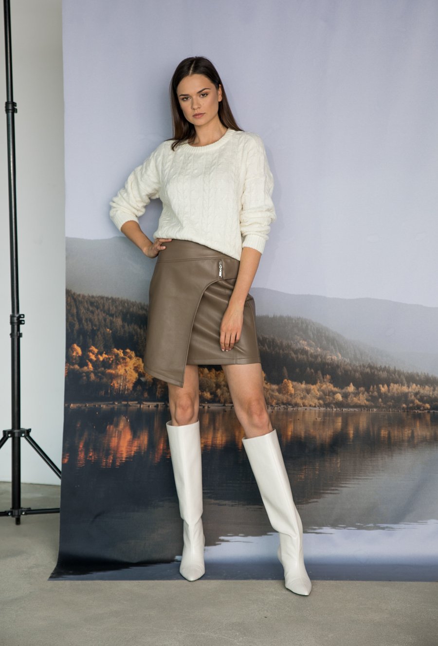 Kremowy sweter o warkoczowym splocie