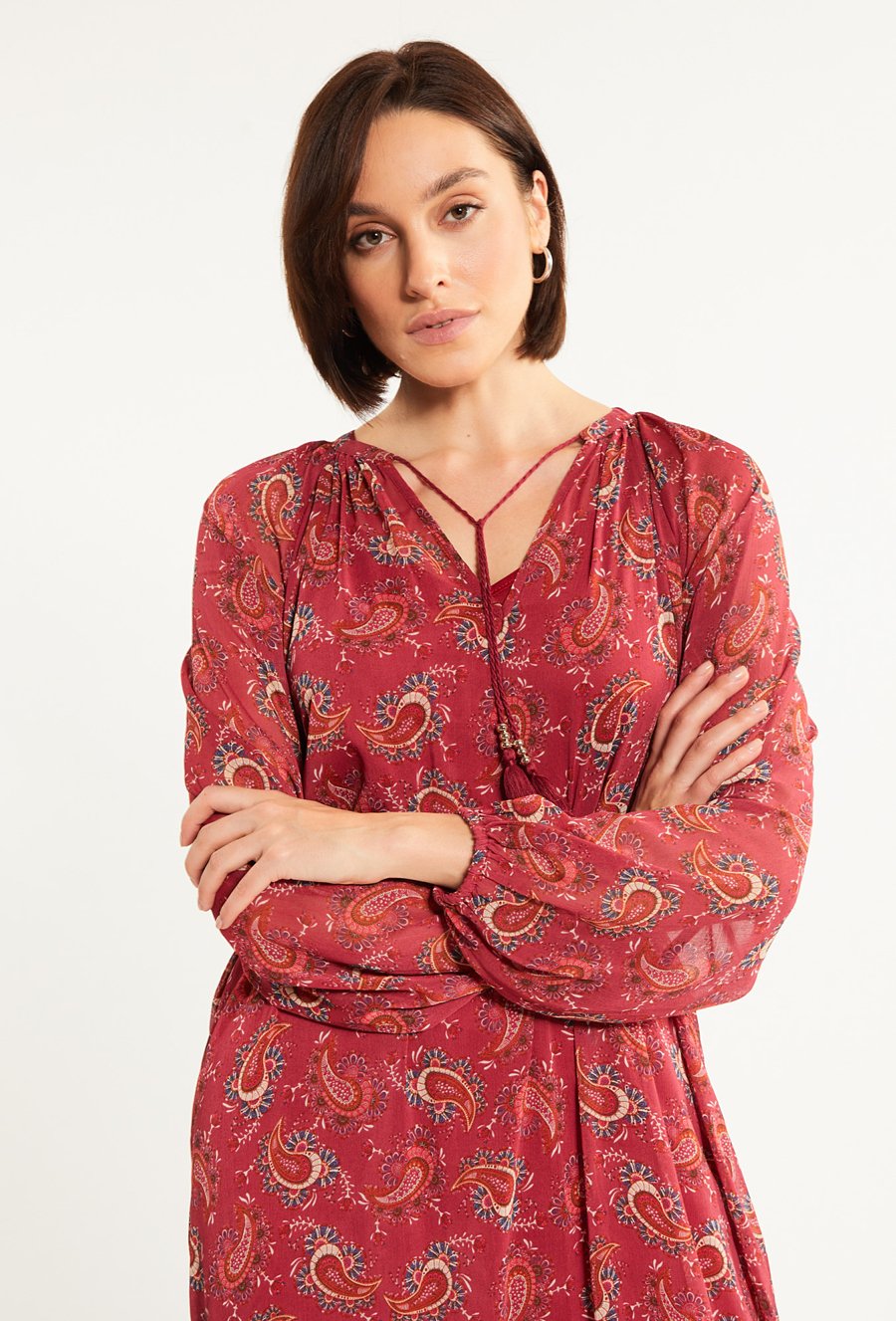 Wzorzysta sukienka midi z falbaną