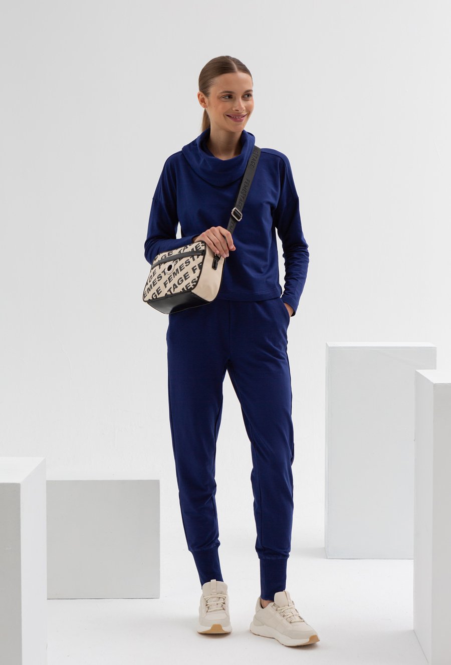 Granatowe spodnie dresowe