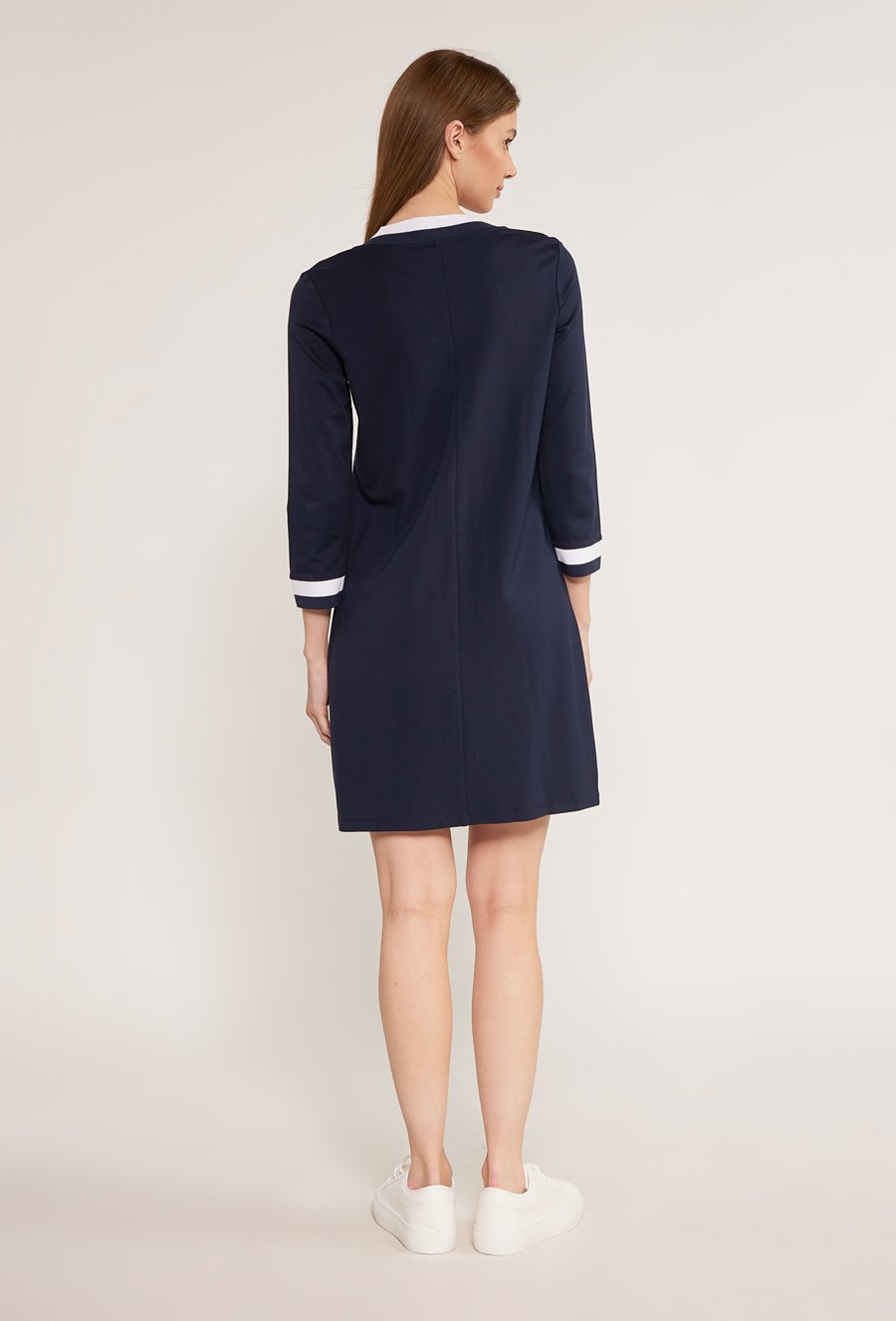 Sukienka o prostym kroju