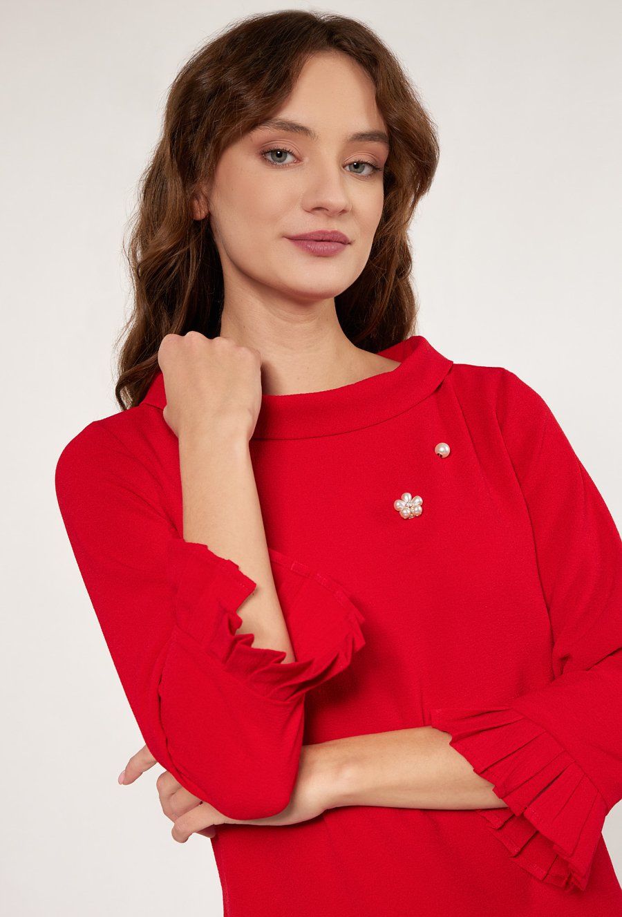 Elegancka sukienka z broszką