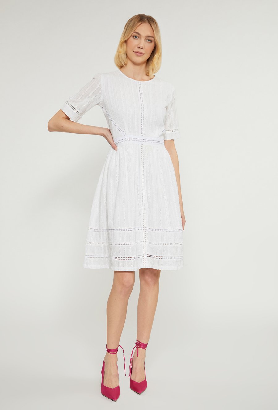 Ażurowa sukienka z kr&oacute;tkim rękawem