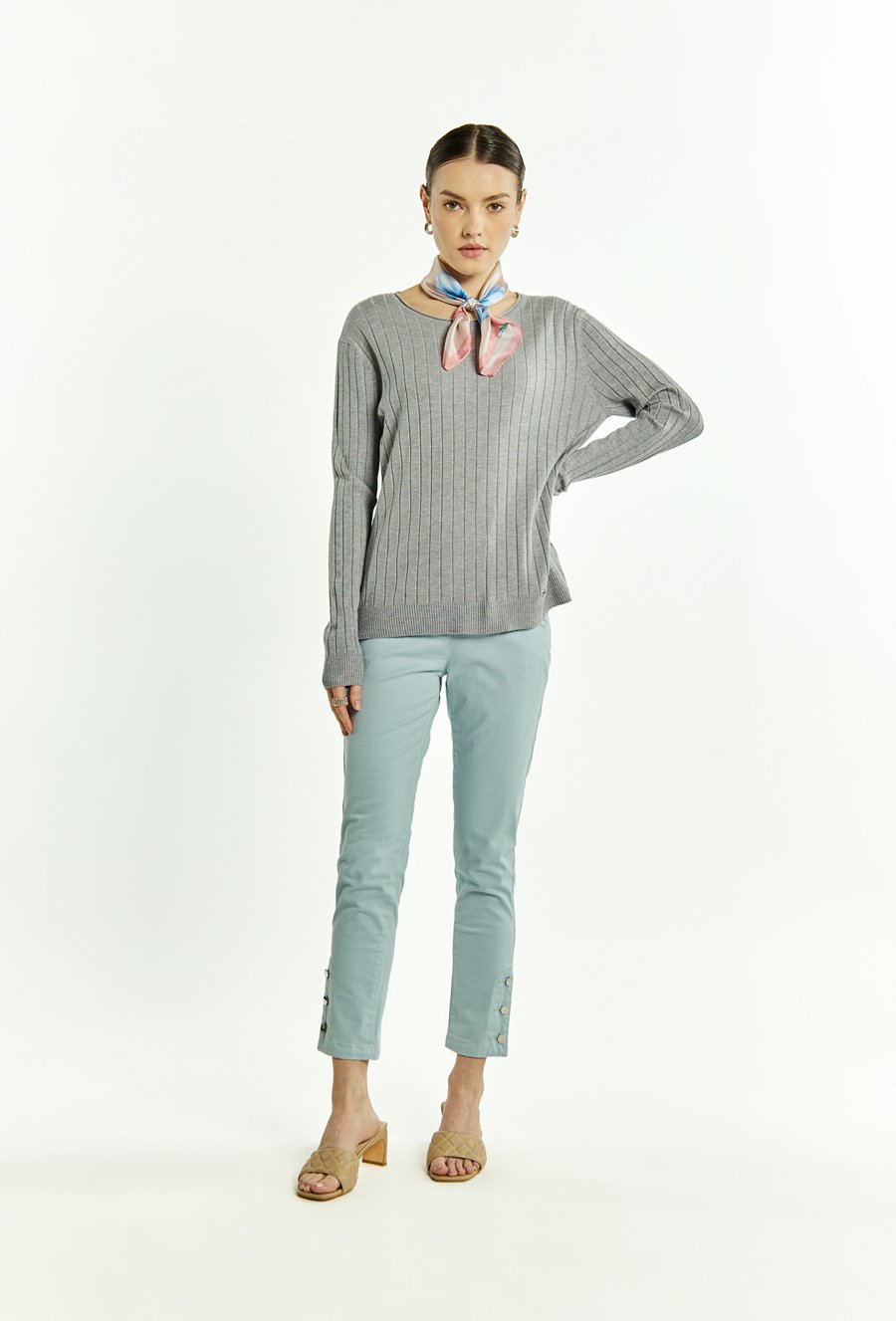 Prążkowany sweter damski