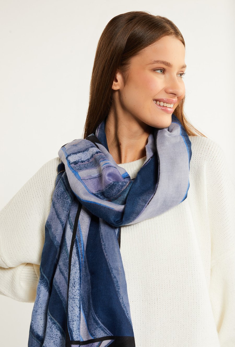 Wzorzysty szal damski