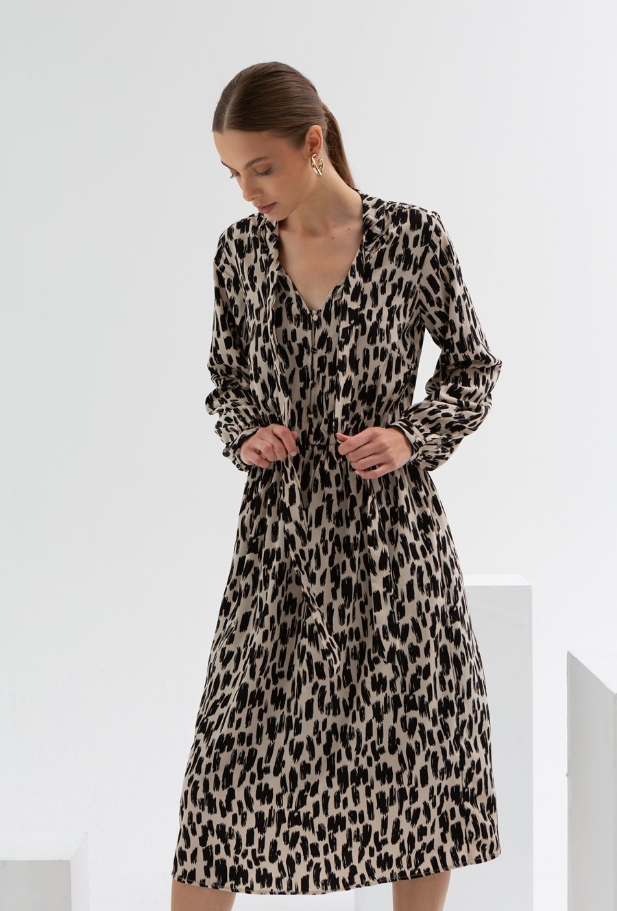 Sukienka z szarfą na dekolcie