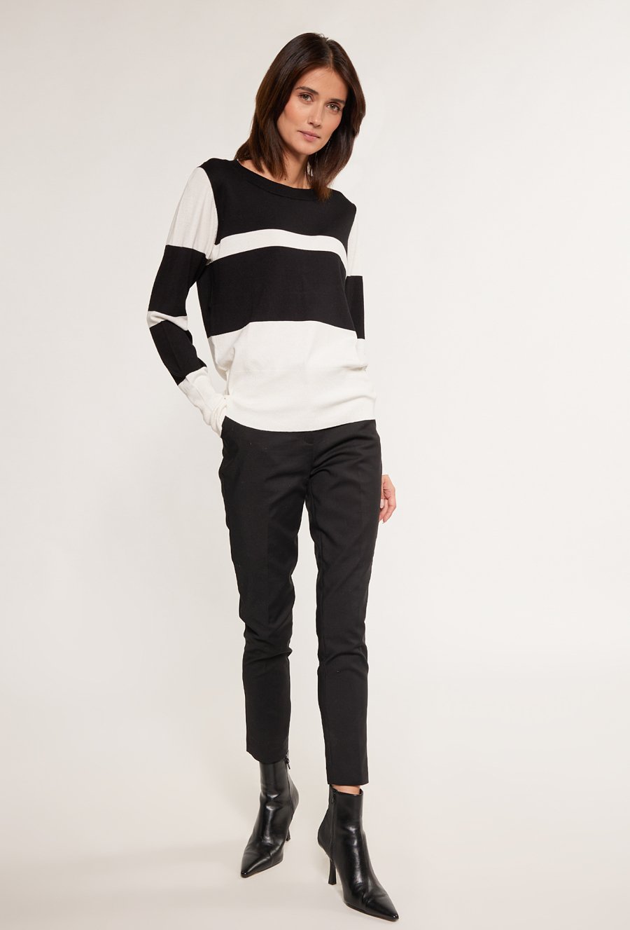 Dwukolorowy sweter damski