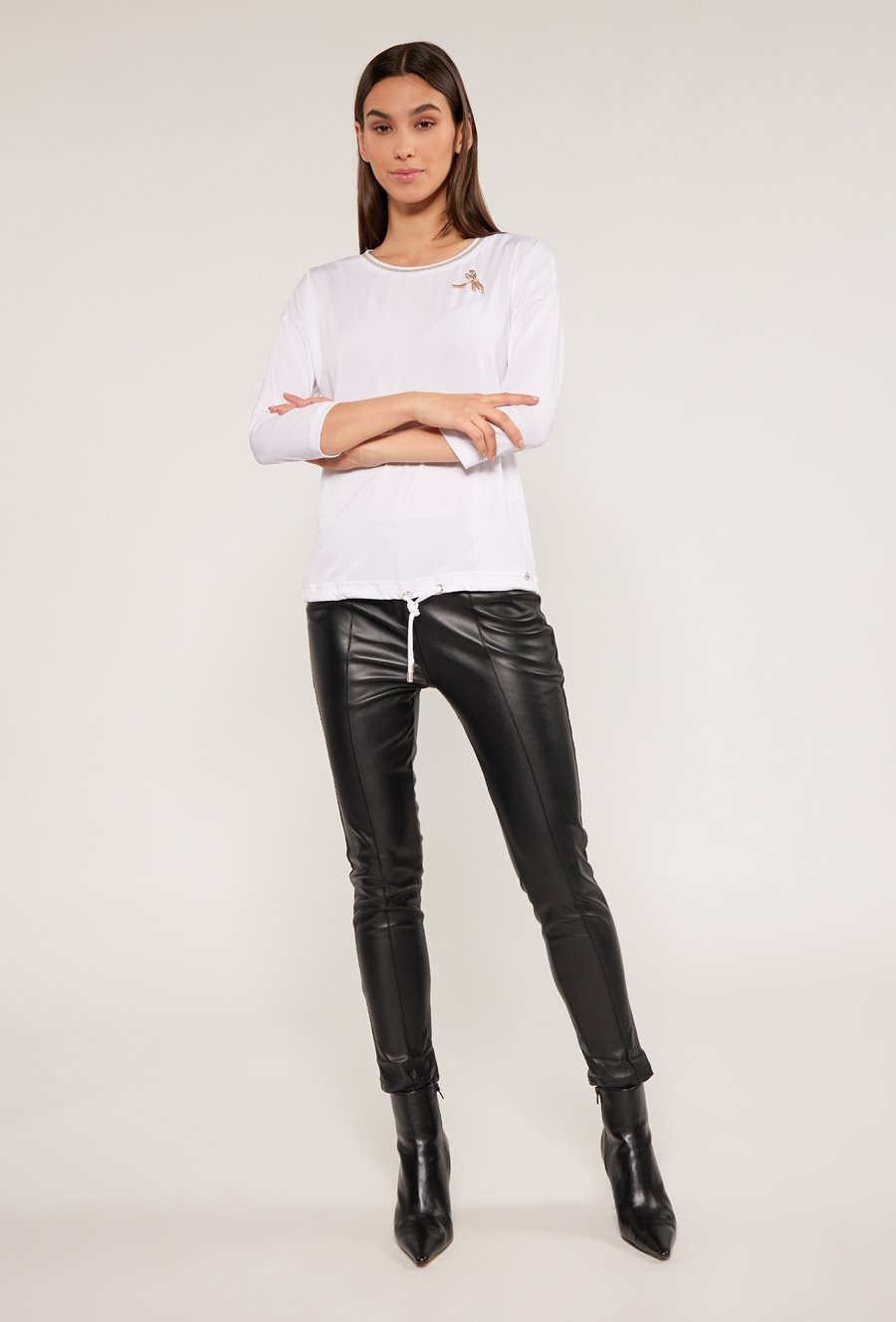 T-shirt damski z broszką