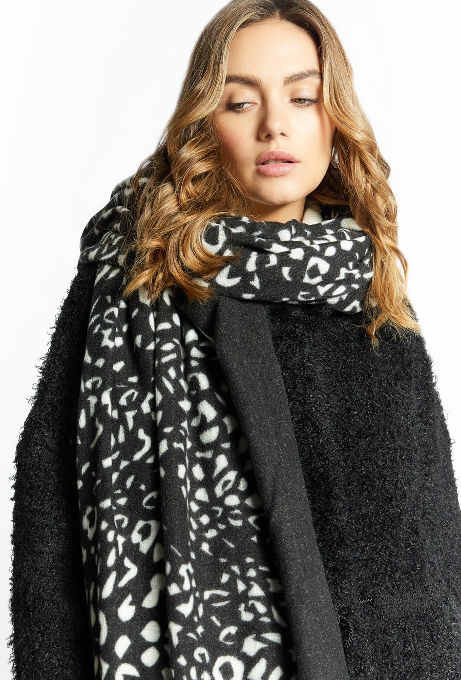 Wzorzysty szal z biżuteryjnym logo
