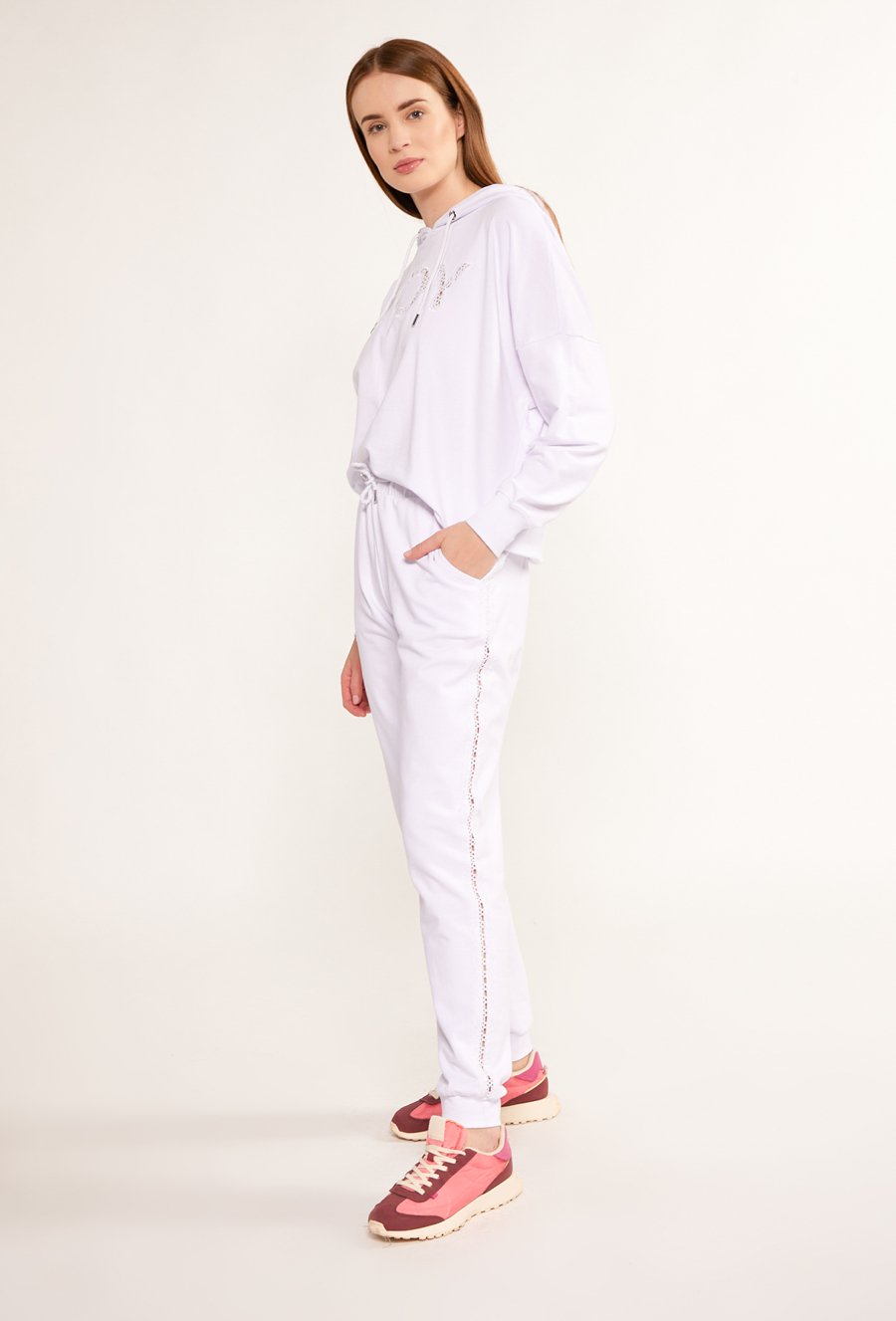 Dresowe spodnie z ażurową tasiemką