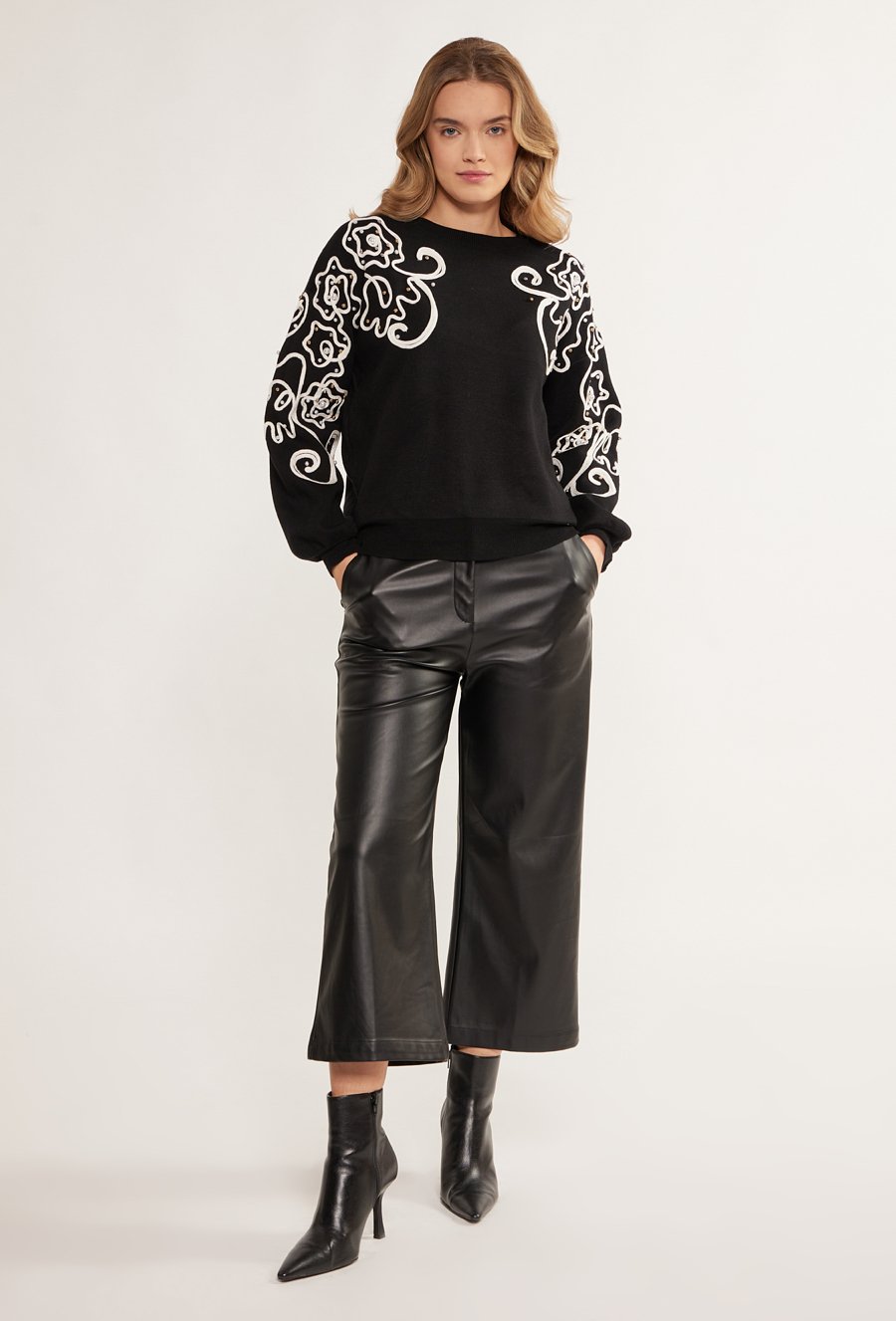 Wiskozowy sweter z wzorem