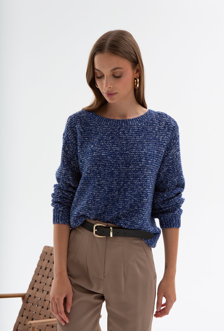 Niebieski sweter z biała wł&oacute;czką