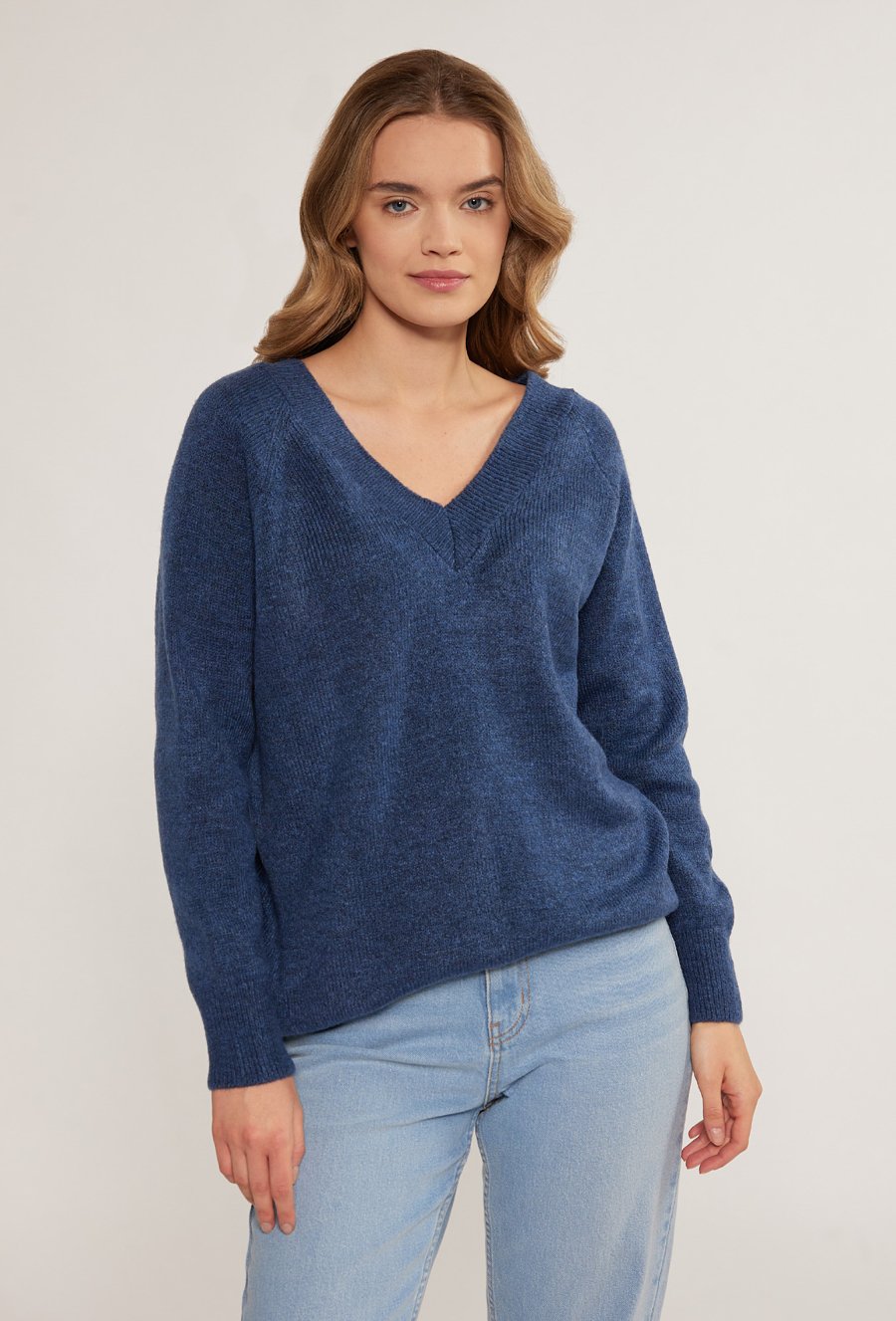 Gładki sweter o dłuższym kroju