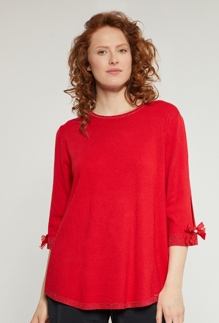 Sweter z ozdobnymi kokardkami