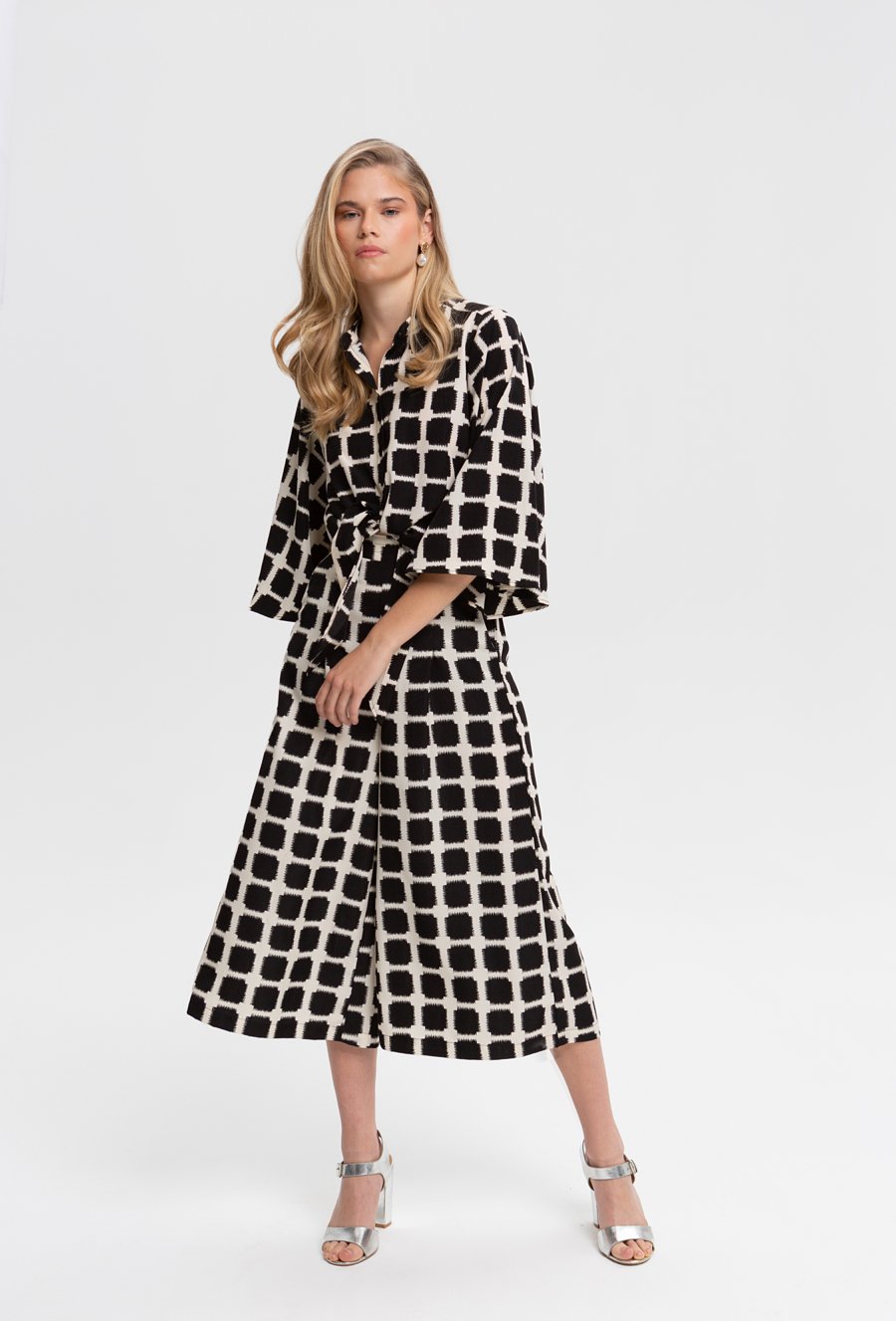 Wzorzysta koszula z wiązaniem