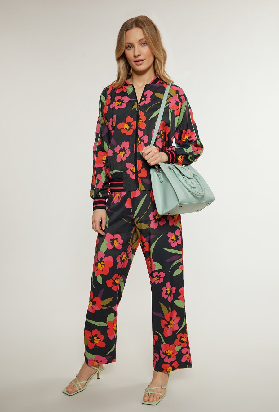 Mały kuferek damski z aplikacją