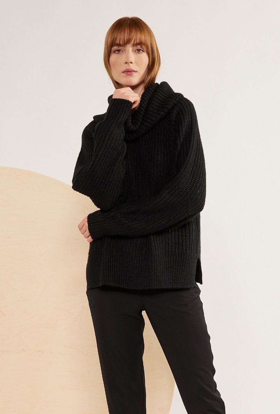 Czarny golf o swobodnym kroju