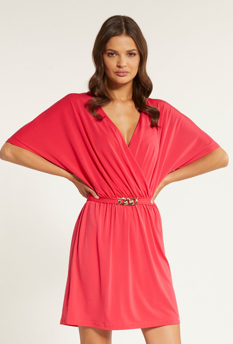 Sukienka mini z biżuteryjną aplikacją