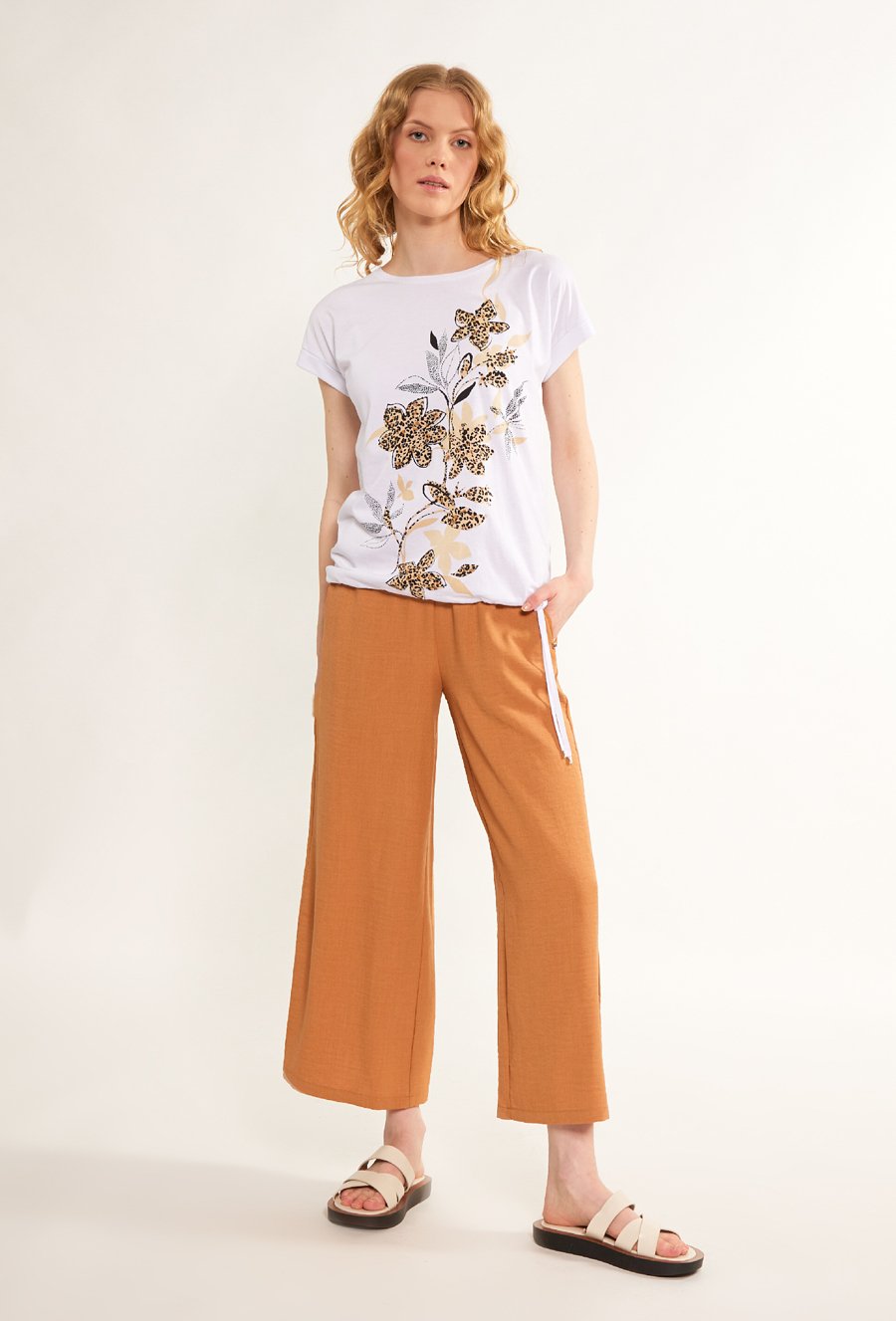 T-shirt z wzorem w kwiaty