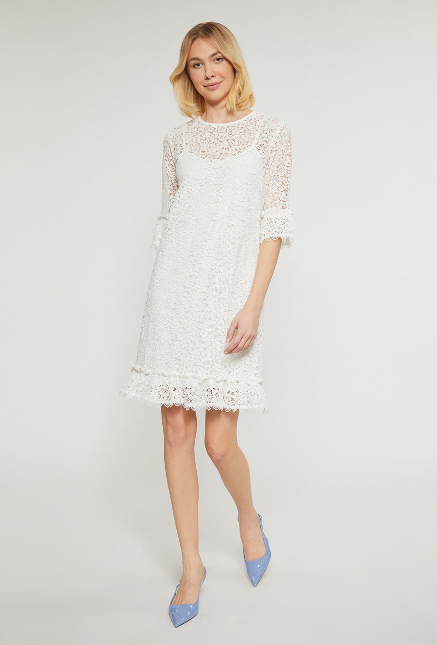 Koronkowa sukienka z falbaną