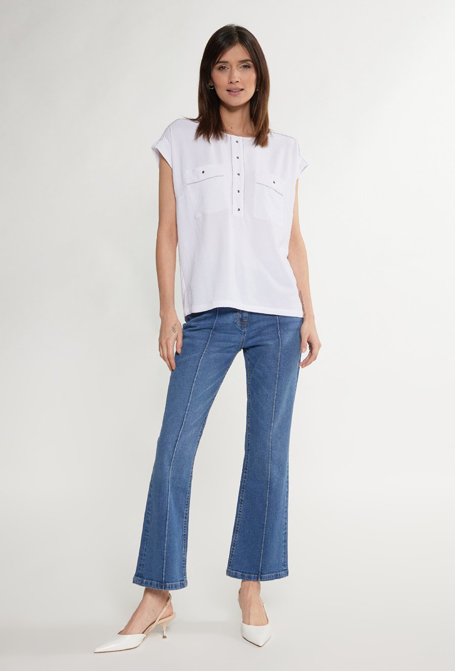 Bluzka z dżetową aplikacją