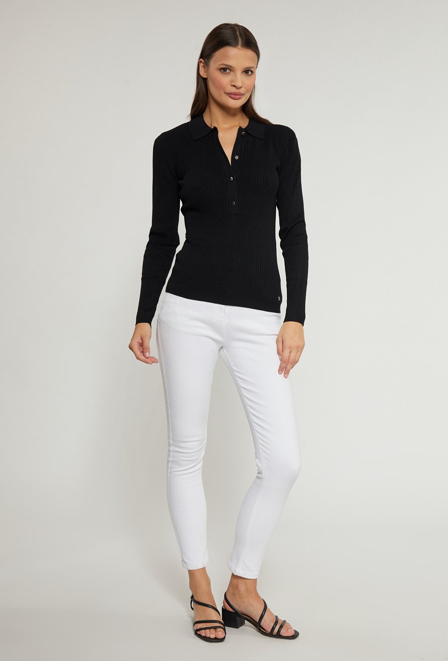 Prążkowany sweter damski z kołnierzykiem