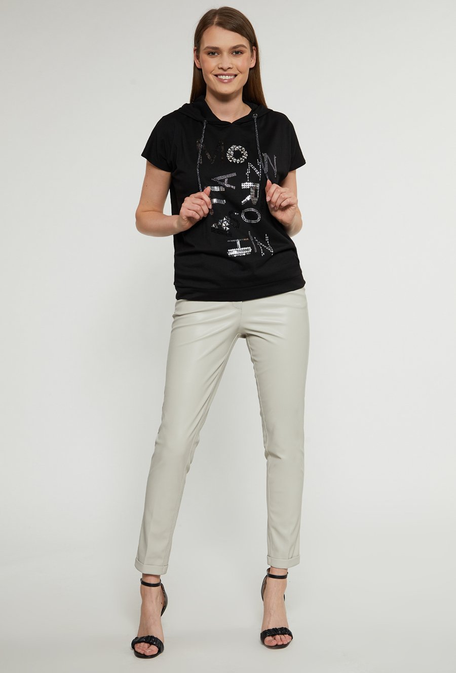 T-shirt damski ze zdobieniem na przodzie